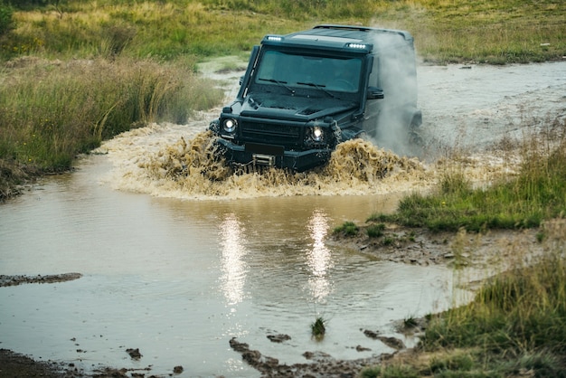 Viagem e conceito de corrida para x carro offroad veículo rodoviário x roda de carro conceito caminhão em offroad ...