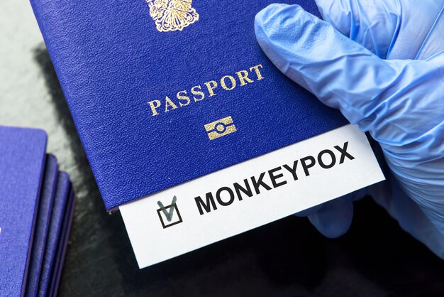 Viagem e conceito de varíola de macaco uma nota Varíola de macaco no passaporte turístico