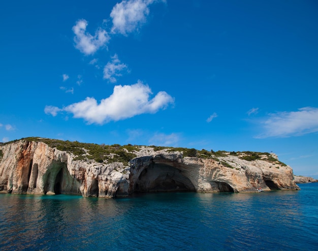 Viagem e conceito turístico Cavernas azuis na ilha Grécia de Zakynthos