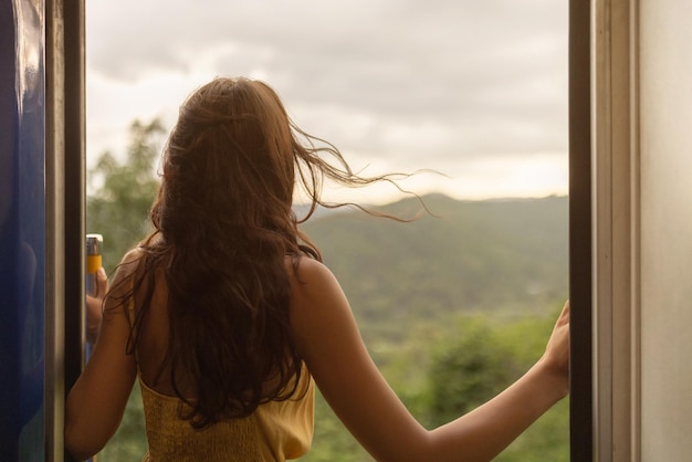 Viagem e exploração de mulher turista de trem para marcos famosos no sri lanka