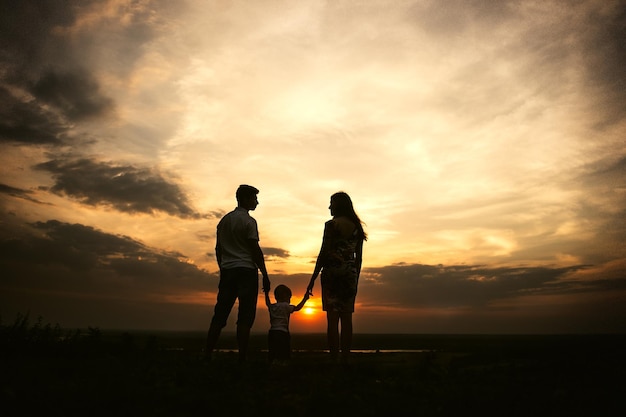 Viagem em família Pôr do sol A família caminha à noite Aventuras Viajantes