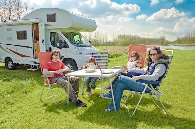 Viagem em RV de férias em família com crianças pais felizes com crianças se divertem em uma viagem em autocaravana