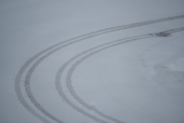 Foto viagem em uma estrada de neve