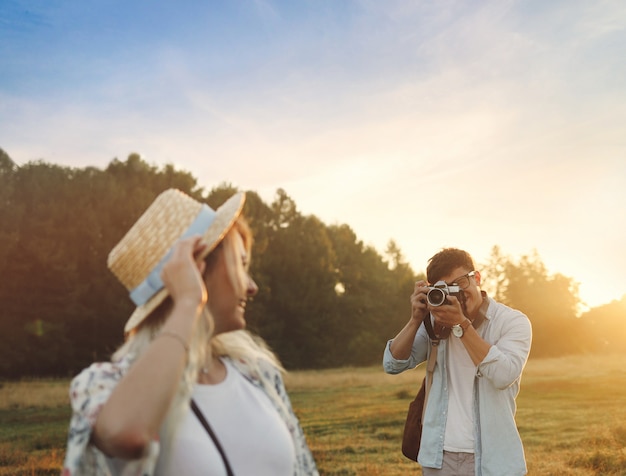 Viagem feliz casal relaxando juntos. amantes felizes na lua de mel