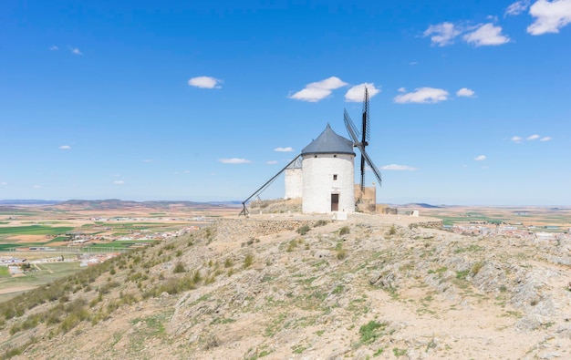 Viagem, lindo verão acima dos moinhos de vento no campo na Espanha