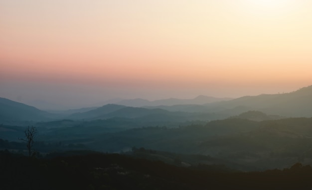 Viagem montanha vista e sol da manhã