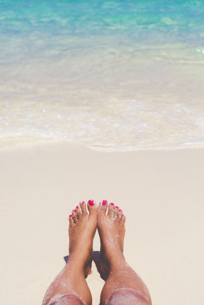 Viagem mulher pé na praia