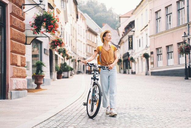 Viagem na Eslovênia, Europa Mulher viajante explora pontos turísticos de uma cidade europeia Morando em Ljubljana