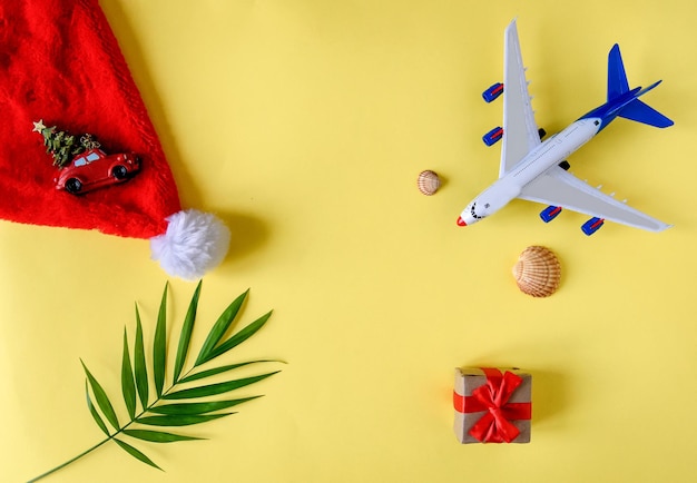 Foto viagem para o natal. avião com decoração de natal. foco seletivo.