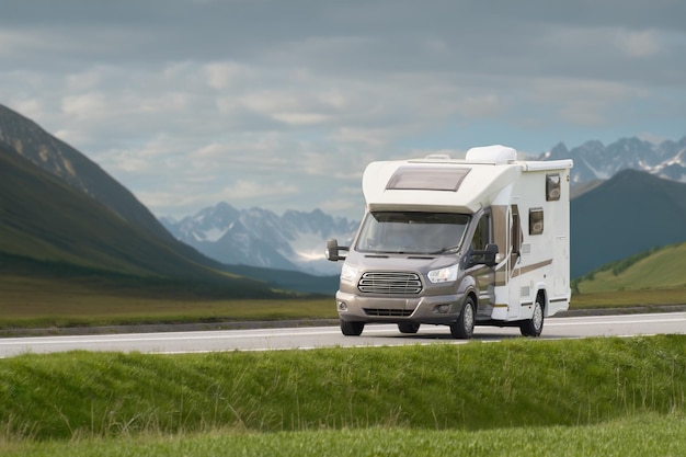 Viagem pela natureza com uma autocaravana Scenic Cclass Aventura no deserto com um RV moderno