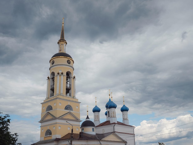 Foto viagem pelo verão da rússia lugares turísticos significativos catedral da anunciação em borovsk região de kaluga rússia