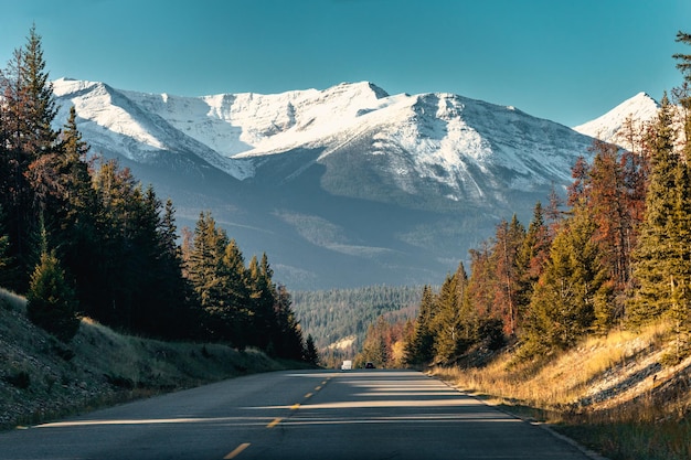 Viagem por estrada com montanhas rochosas canadenses na floresta de outono na estrada no Parque Nacional Jasper Alberta Canadá