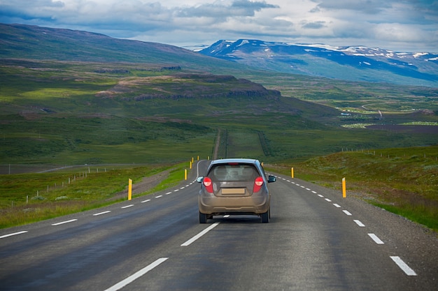 Viagem por estrada na zona rural andava na Islândia, verão