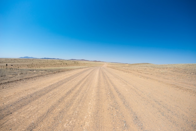 Foto viagem por estrada no deserto de namib, parque nacional de namib naukluft, destino do curso em namíbia.