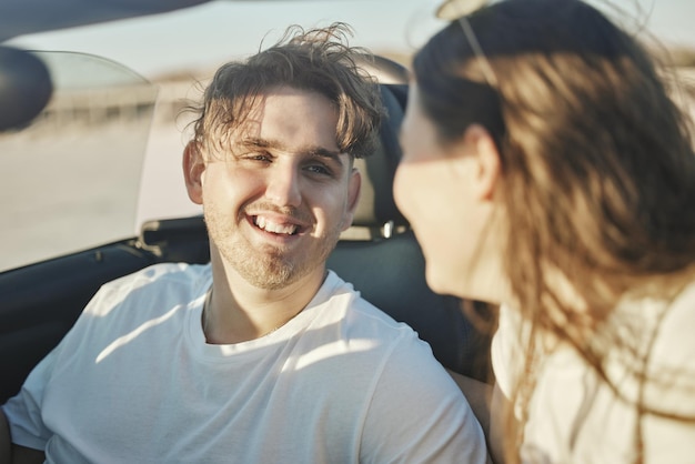 Viagem rodoviária e carro com um casal de férias ou férias para romance, namoro e afeto juntos Transporte de veículos e encontro com um jovem e uma mulher de verdade fazendo uma viagem durante o verão