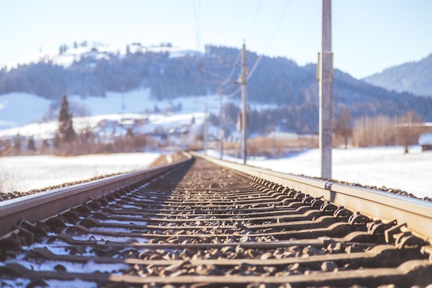 Viagem sustentável de trem Trilho elétrico no inverno