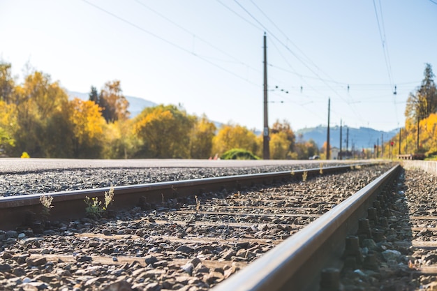 Foto viagem sustentável de trem via férrea e paisagem idílica colorida no outono