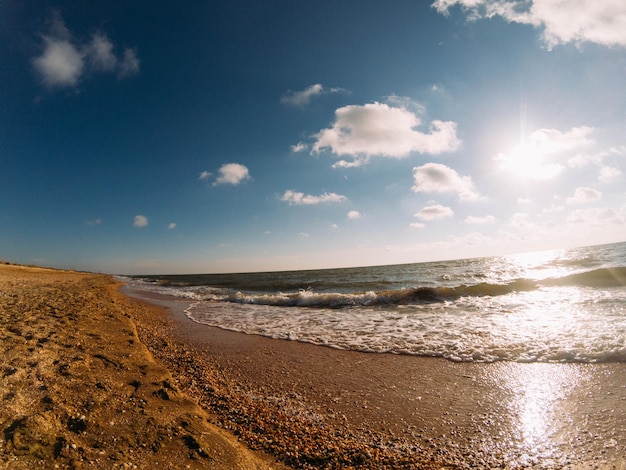 viagem viagem turismo. destino de férias de férias de verão. cenário de areia e céu do oceano