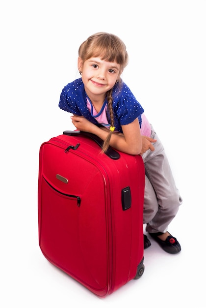 Viagem Viagem Turismo Menina bonitinha e grande mala vermelha isolada em fundo branco