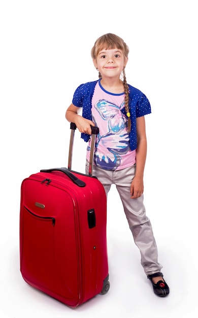 Viagem viagem turismo menina bonitinha e grande mala vermelha isolada em fundo branco