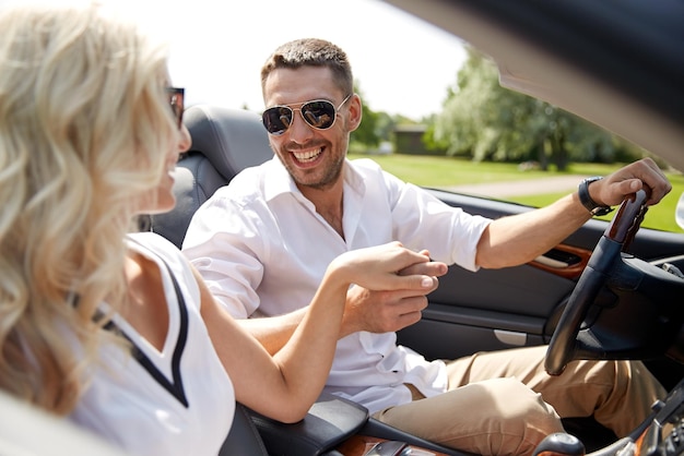 viagem, viagens, namoro, conceito de casal e pessoas - homem e mulher felizes dirigindo em carro cabriolet ao ar livre