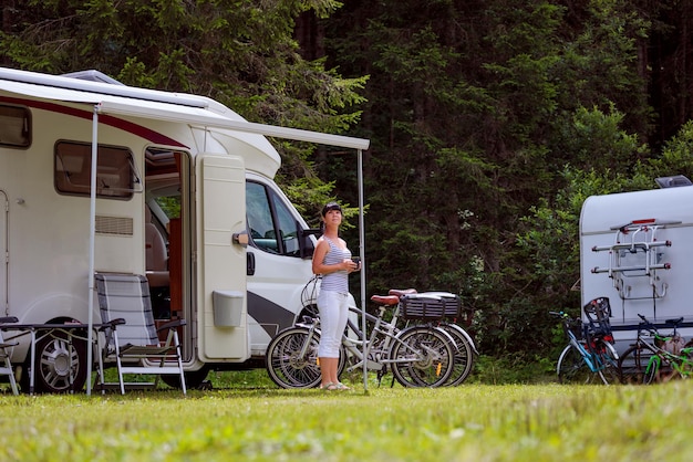 Viagens de férias em família, viagem de férias em autocaravana, Caravan car Vacation VR. Bela natureza Itália paisagem natural Alpes.