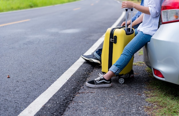 Viaja y disfruta del tiempo a solas. Distanciamiento social y actividades al aire libre en solitario. Nueva vida normal después del COVID-19. Los jóvenes turistas viajan en Tailandia de vacaciones.