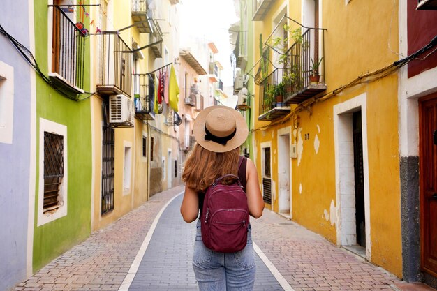 Viaja por Europa Chica turista feliz visitando el colorido pueblo español Villajoyosa Alicante España