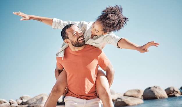 Viaja feliz y a la playa con una pareja y a cuestas para disfrutar de la libertad, el verano y la unión