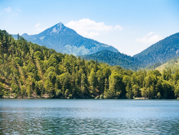 Foto viaja por un lago de montaña con el telón de fondo de los alpes, baviera