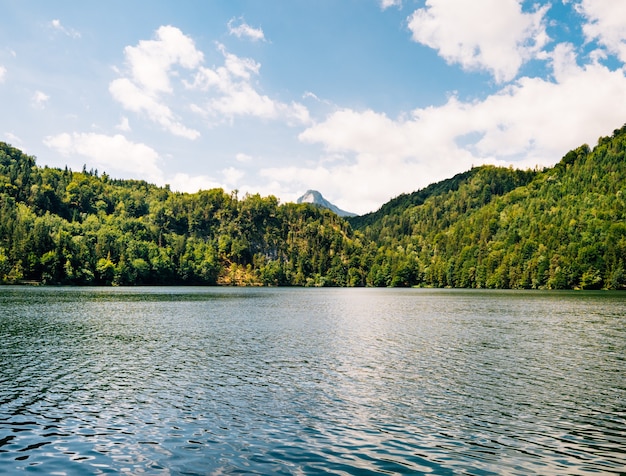 Foto viaja por un lago de montaña con el telón de fondo de los alpes, baviera