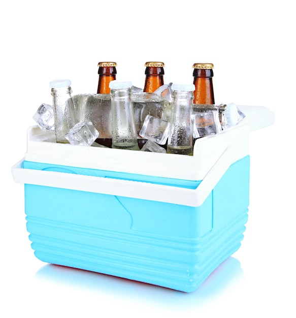 Viajando geladeira com garrafas de cerveja e cubos de gelo isolados em branco
