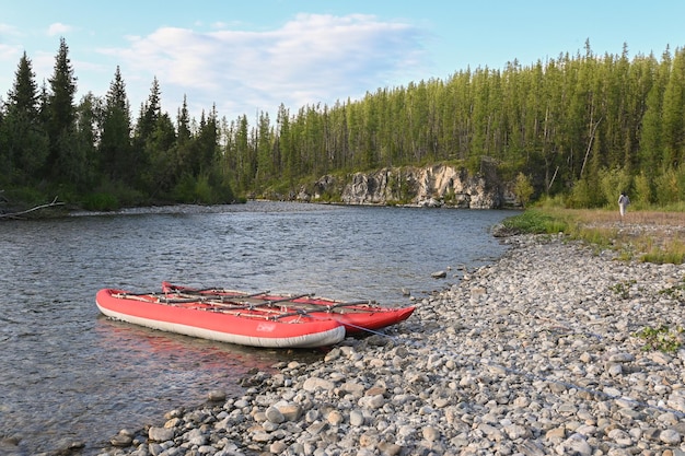 Viajando a lo largo del río en un bote