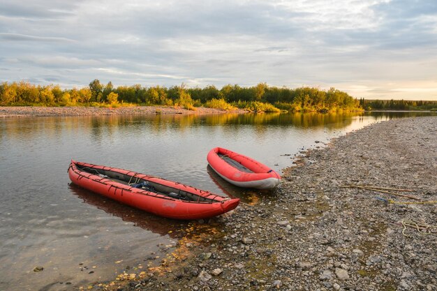 Viajando a lo largo del río en un bote