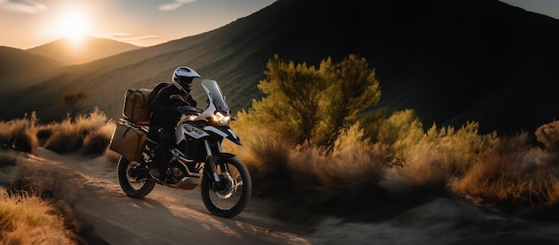 viajando en una motocicleta tourenduro a lo largo de un camino de montaña en verano con bolsas y una mochila