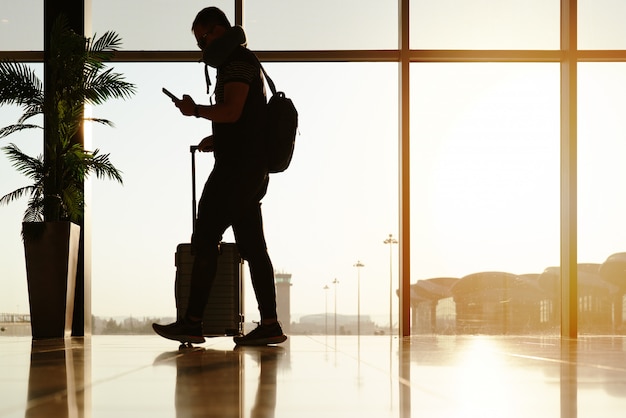 Viajante a pé com mala, passageiro para passeio no terminal do aeroporto para viagens aéreas