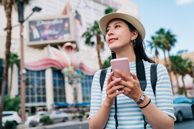 viajante andando na rua em Las Vegas e encontrando o caminho para o cassino. O hobby da jovem é um jogador que usa o celular do aplicativo de mapa on-line para obter a direção certa. famoso ponto turístico em vegas.