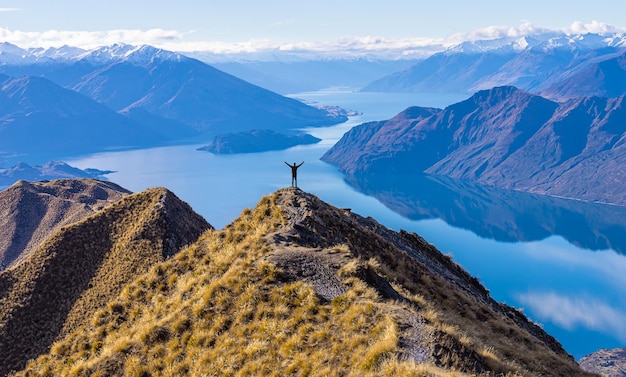 Foto viajante asiático comemorando o sucesso no roy's peak lake wanaka, nova zelândia