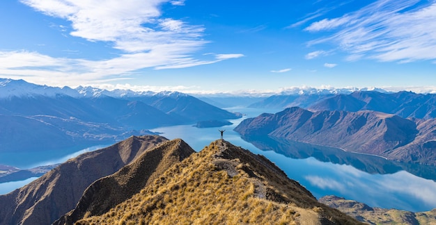 Foto viajante asiático comemorando o sucesso no roy's peak lake wanaka, nova zelândia