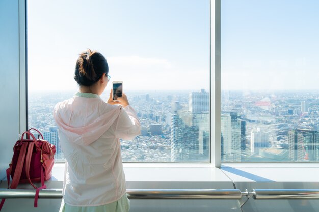 Viajante asiático da mulher na cidade de tokyo.