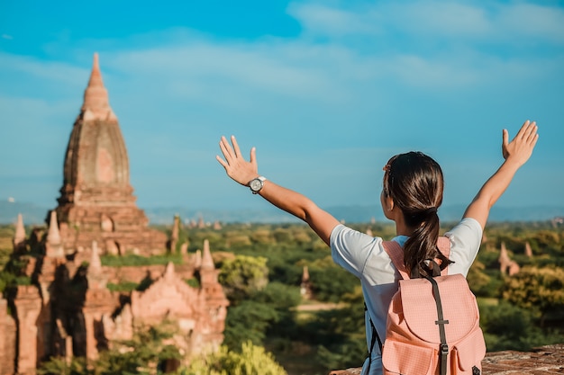 Viajante asiático em pé no pagode e olhando belos templos antigos, Bagan, Myanmar