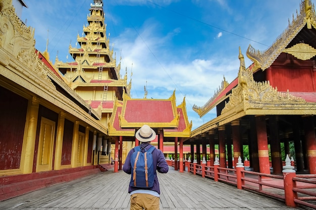 Viajante asiático em pé no Palácio de Mandalay, Myanmar
