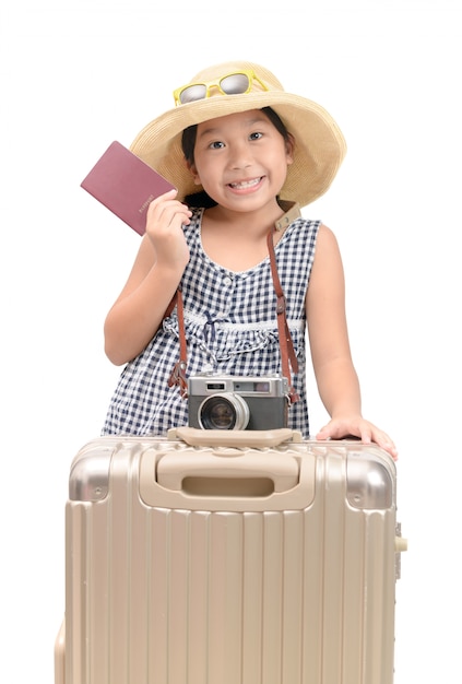 Viajante asiático mostrando passaporte com bagagem