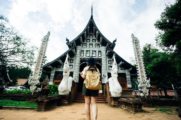 Viajante asiático tira uma foto no Pagoda do templo wat lok moli na cidade de Chiang mai, na Tailândia