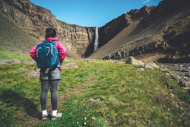 Viajante, caminhadas na cachoeira hengifoss, islândia.