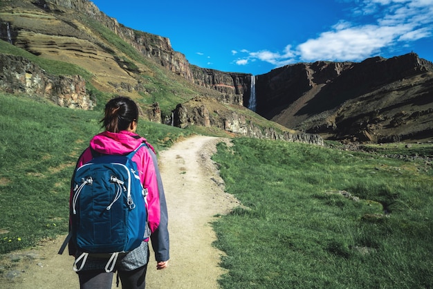 Viajante, caminhadas na cachoeira hengifoss, islândia