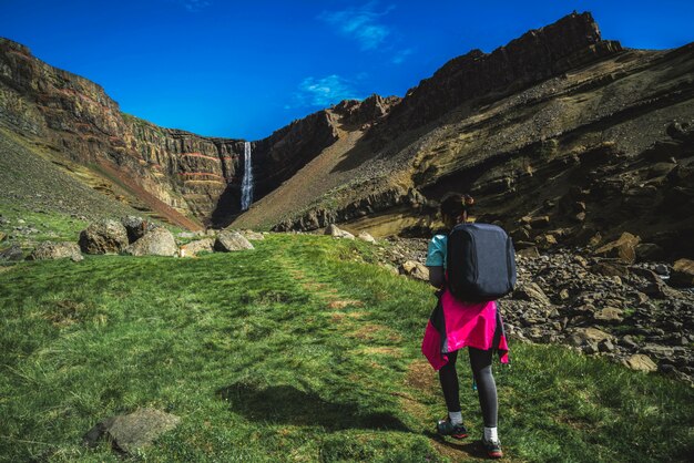 Viajante, caminhadas na cachoeira hengifoss, islândia.