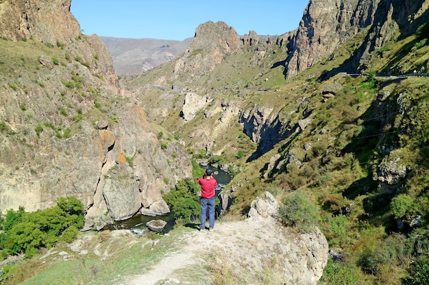 Viajante caminhando na montanha da região de Samtskhe Javakheti, no sul da Geórgia