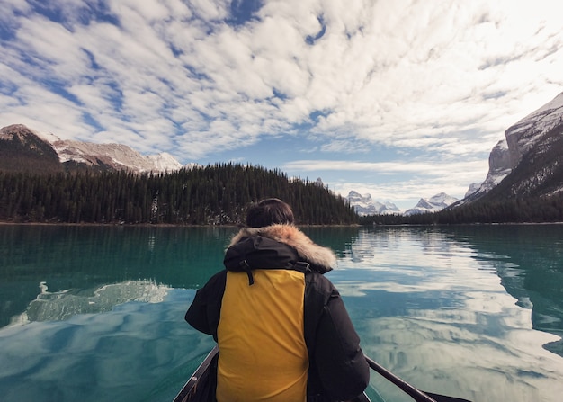 Viajante, canoagem, lago maligne, em, ilha espírito, em, parque nacional jasper