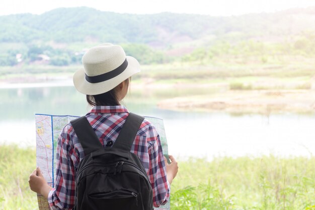 Viajante com mapa e mochila pela manhã